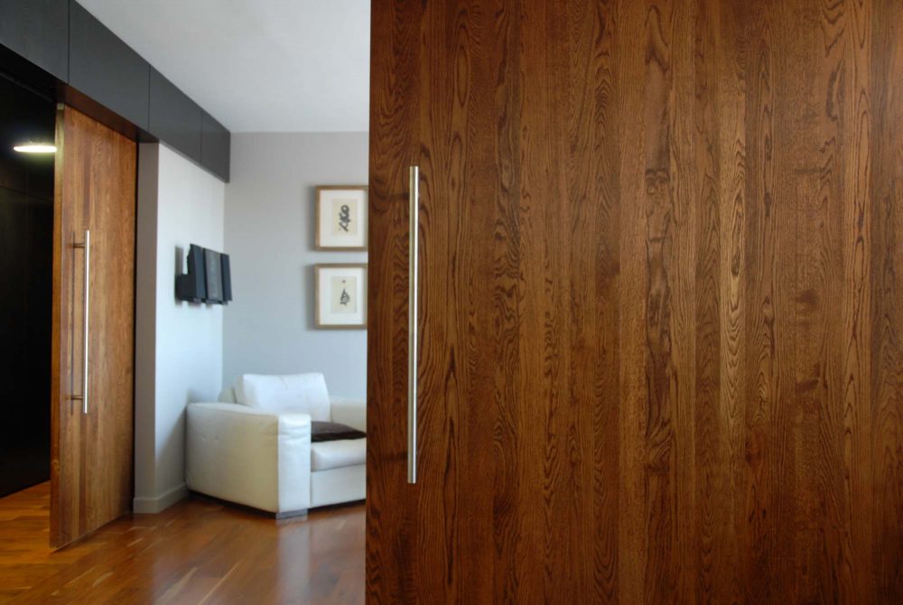 2 solid oak doors were fabricated on site and emphasize the solidity and overall quality in the project