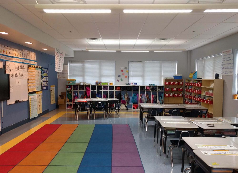 从大窗户照射进来的自然光和各式照明装置可以让教室变得明亮起来。