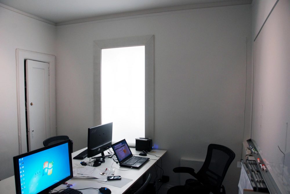 嵌入式窗户中安装灯箱，可以将阳光漫射进房间。