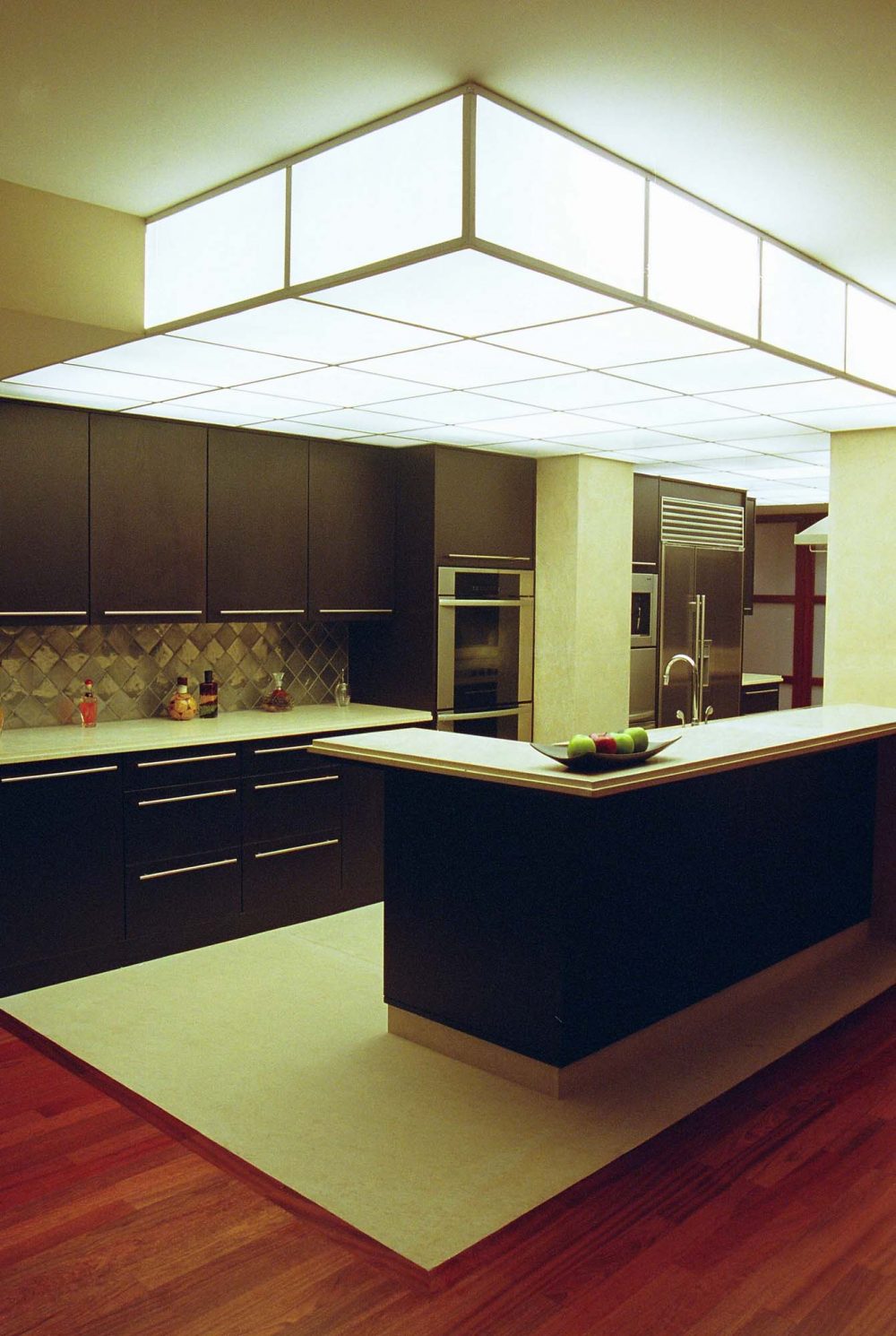 建材的选择进一步彰显了厨房的核心地位。